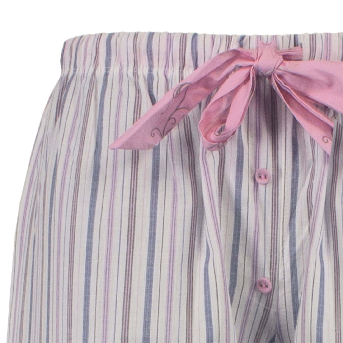 Gestreepte pyjama broek met roze strik, elastische tailleband en knoopsluiting. Verticale strepen in wit en lichtroze.
