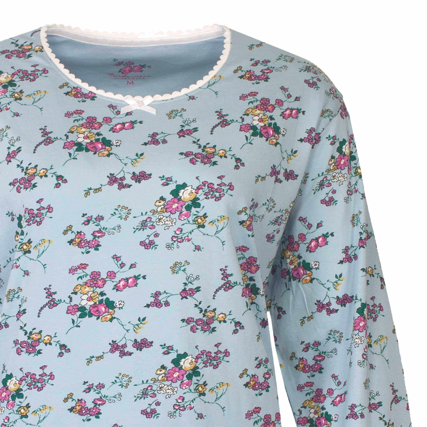 Mintblauwe pyjama met lange mouwen, versierd met kleine roze en gele bloemetjes, afgewerkt met wit kant aan de hals.