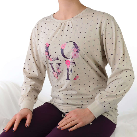 Beige dames pyjama met lange mouwen, gestippeld patroon en 'LOVE' opdruk met bloemen in roze en paars