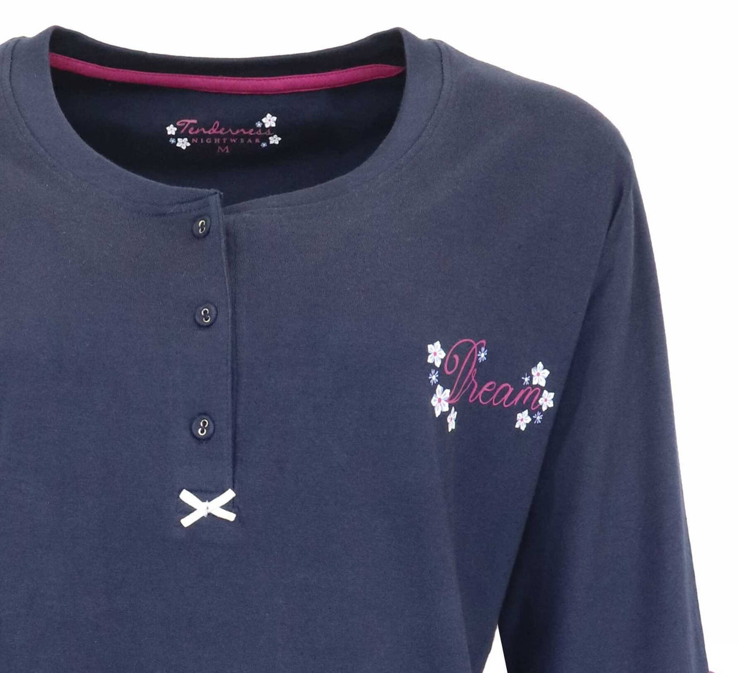 Donkerblauwe dames pyjama met lange mouwen, knopen, en strikje en 'Dream' borduursel met bloemen