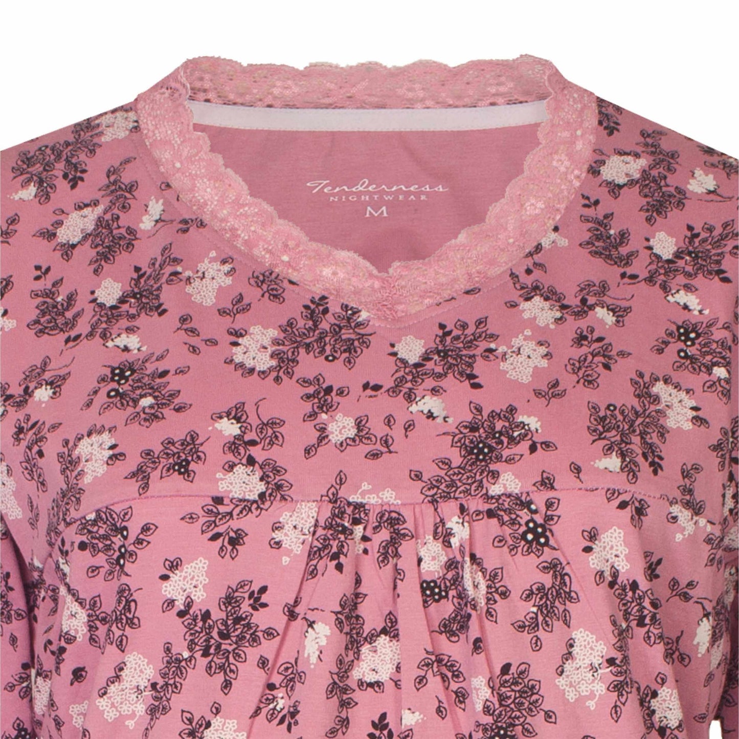 Roze dames pyjama met lange mouwen, bloemenprint en kanten halsrand. Merk Tenderness, maat M.