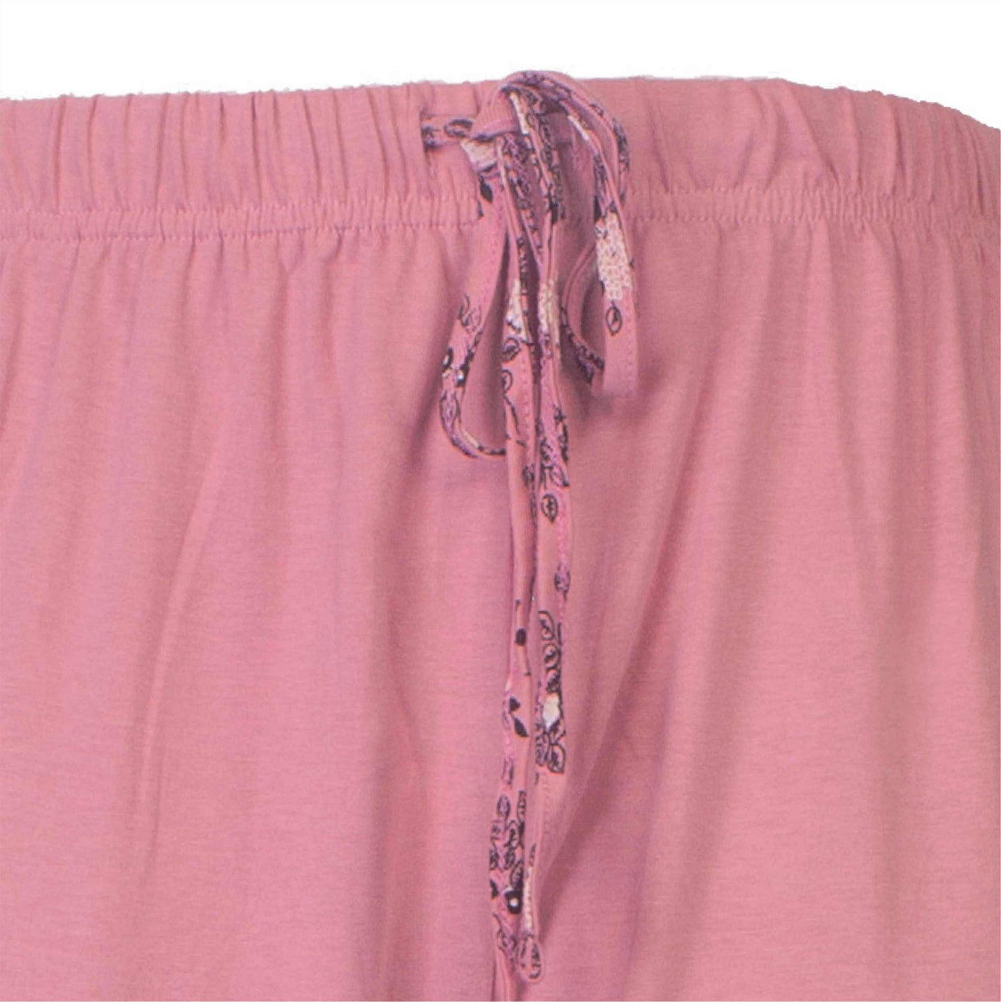 Close-up van roze pyjama broek met elastische taille en decoren decoratief koord met bloemenpatroon