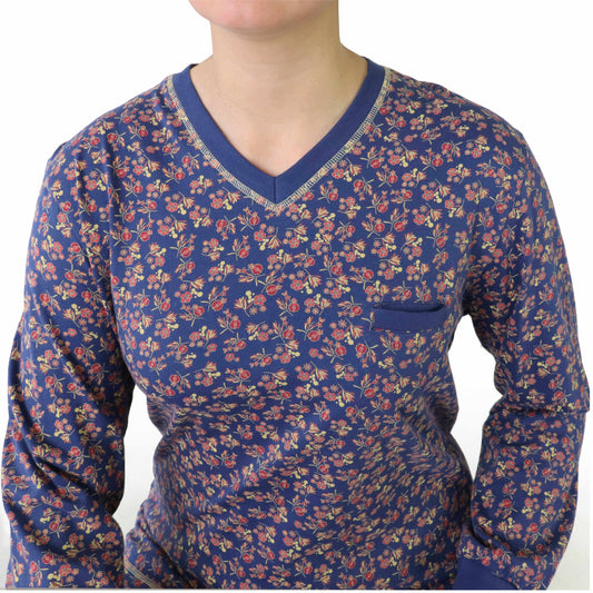 Blauwe pyjama met lange mouwen en V-hals, bedrukt met kleine rode en gele bloemetjes en een borstzakje