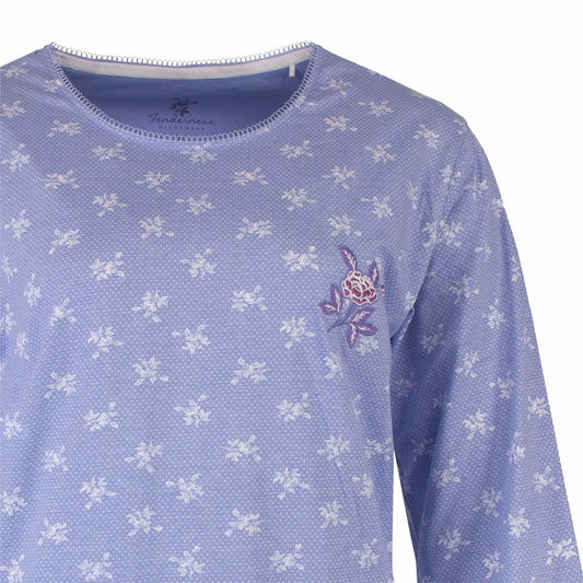 Lavendel pyjama met lange mouwen, bedrukt met kleine witte bloemen en een geborduurde paarse bloem