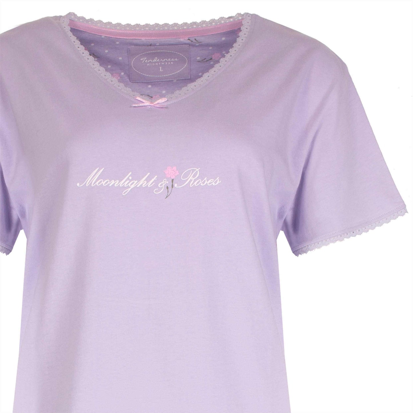 Lavendel lila pyjama t-shirt met 'Moonlight & Roses' opdruk, kanten rand en roze strikje bij de hals