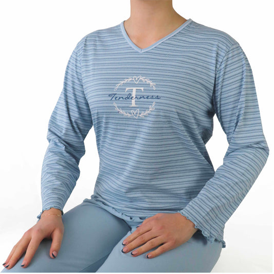 Lichtblauwe gestreepte dames pyjama top met lange mouwen en V-hals, met een geborduurde cirkel op de borst