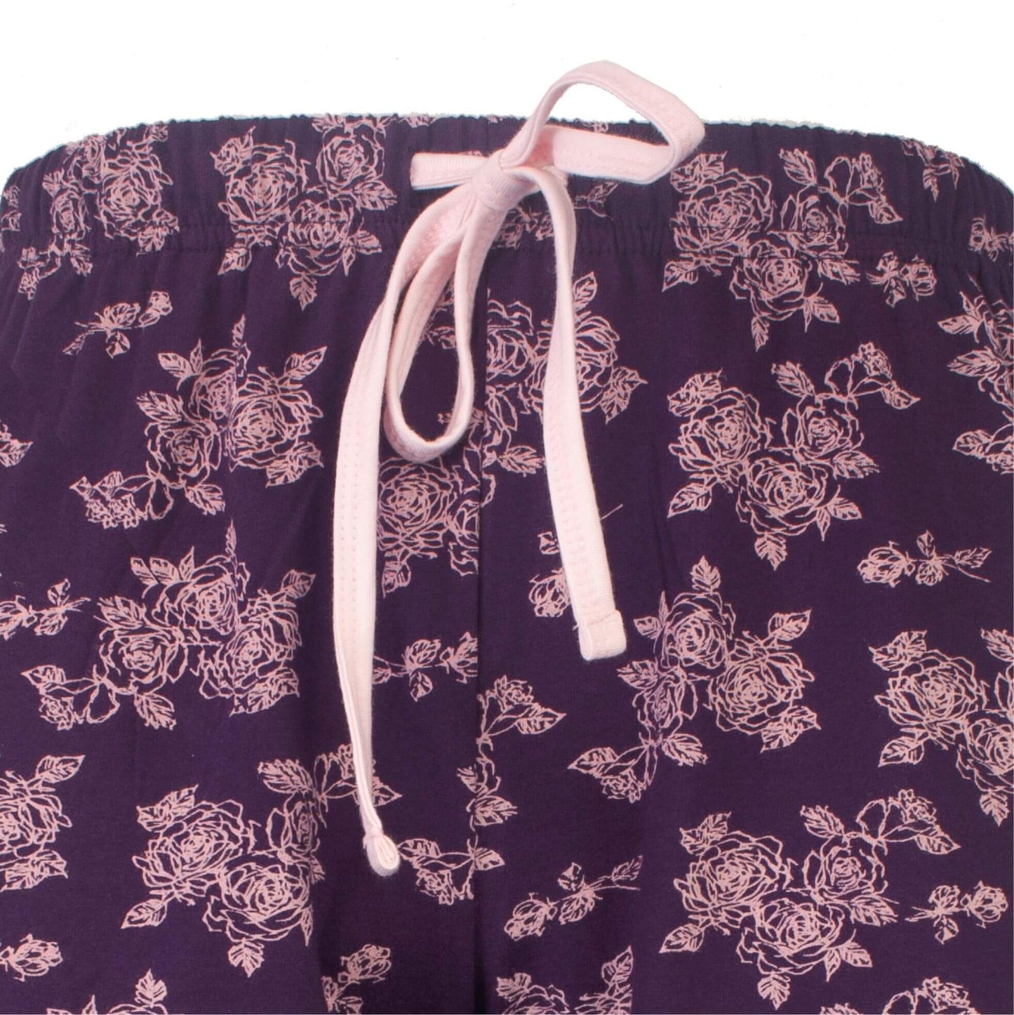 Lila pyjama broek met roze bloemenprint en roze taillekoord, close-up van de taille