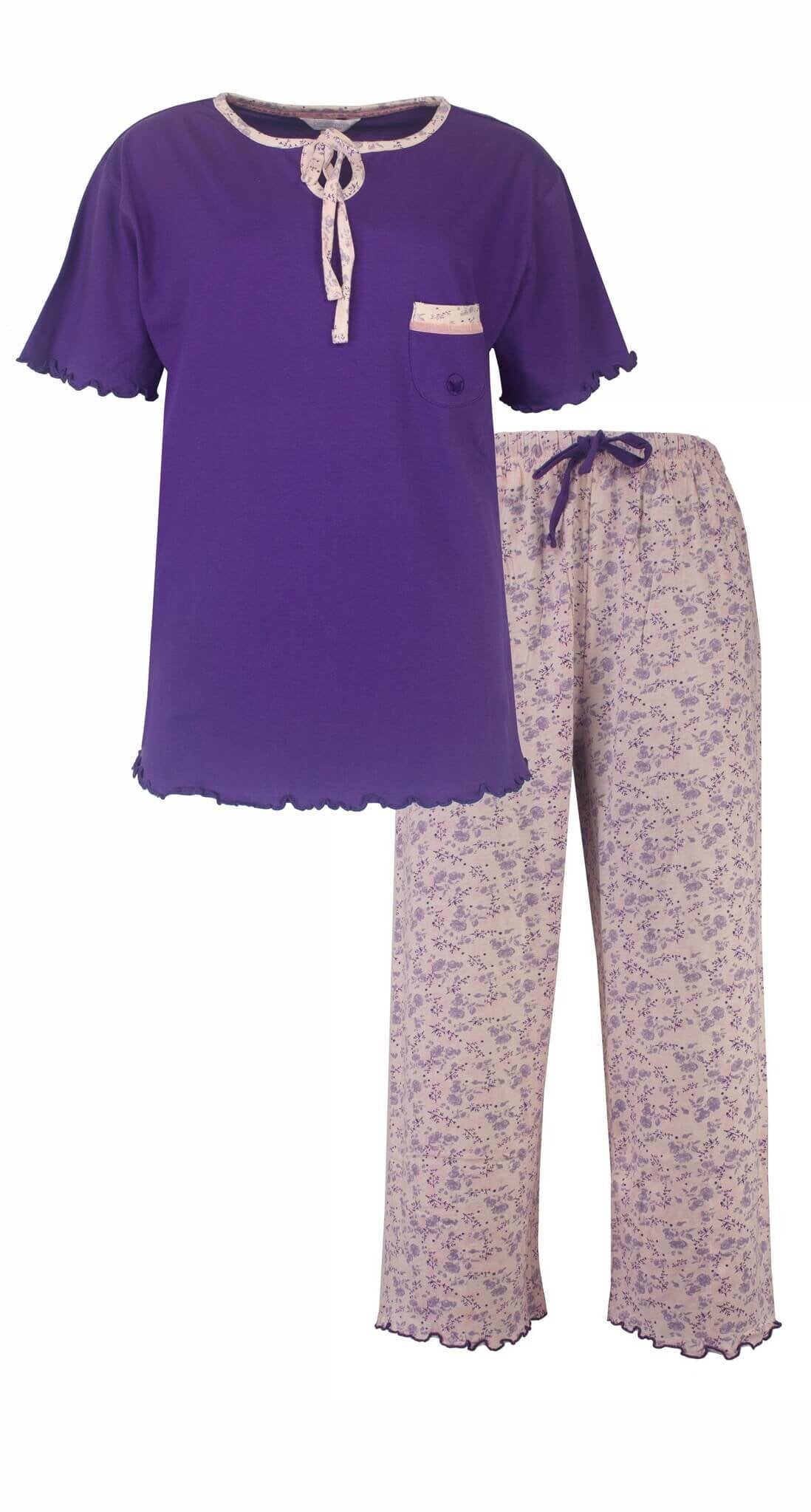 Paarse dames pyjama set met uni top en korte mouwen, en capribroek met paars bloemendessin en aantrekkoord