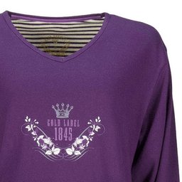 Paarse pyjama top met V-hals, lange mouwen en opgedrukte print van een kroon en bloemen op de borst.