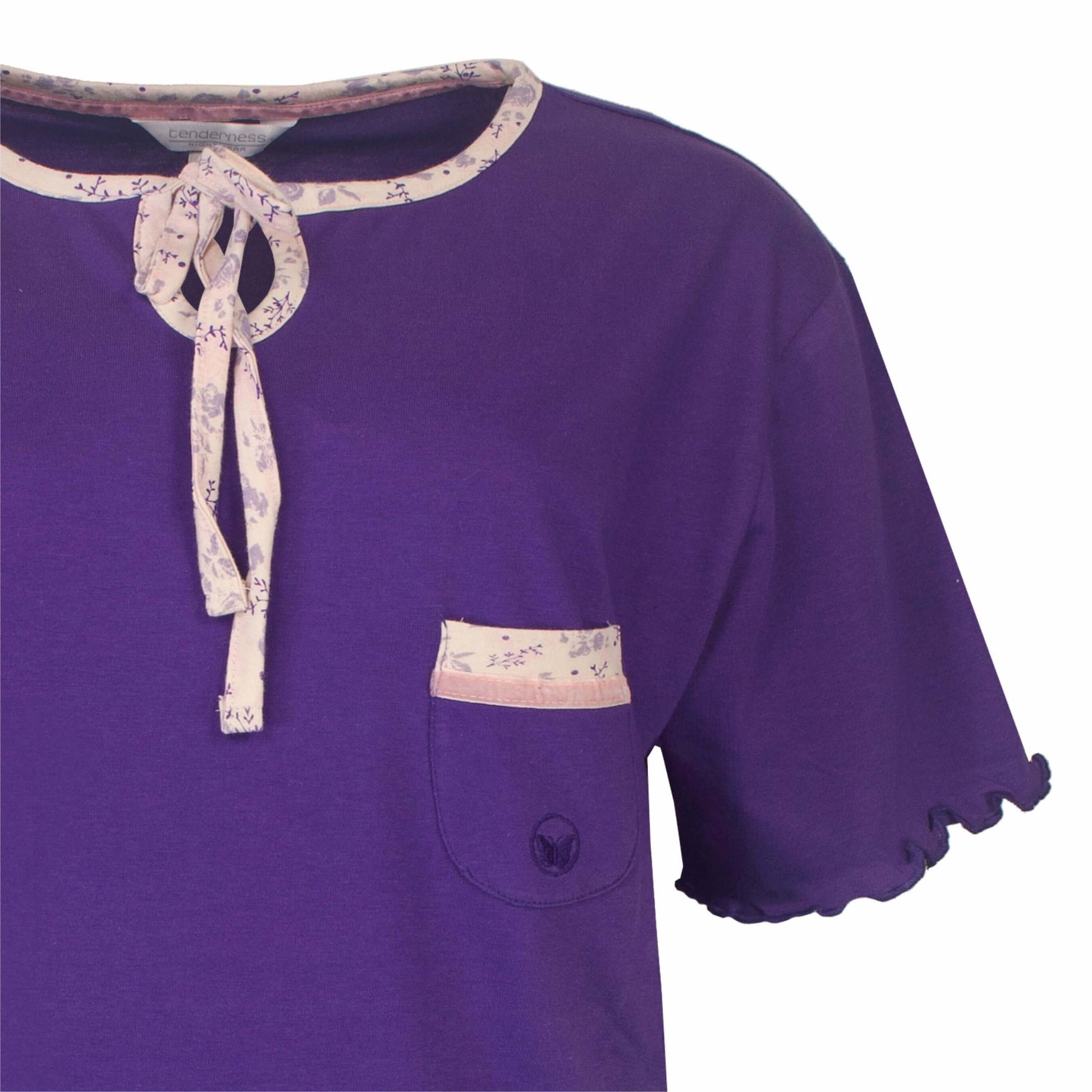 Paarse dames pyjama top met korte mouwen, borstzakje en bloemenprint afwerking aan hals en mouwranden