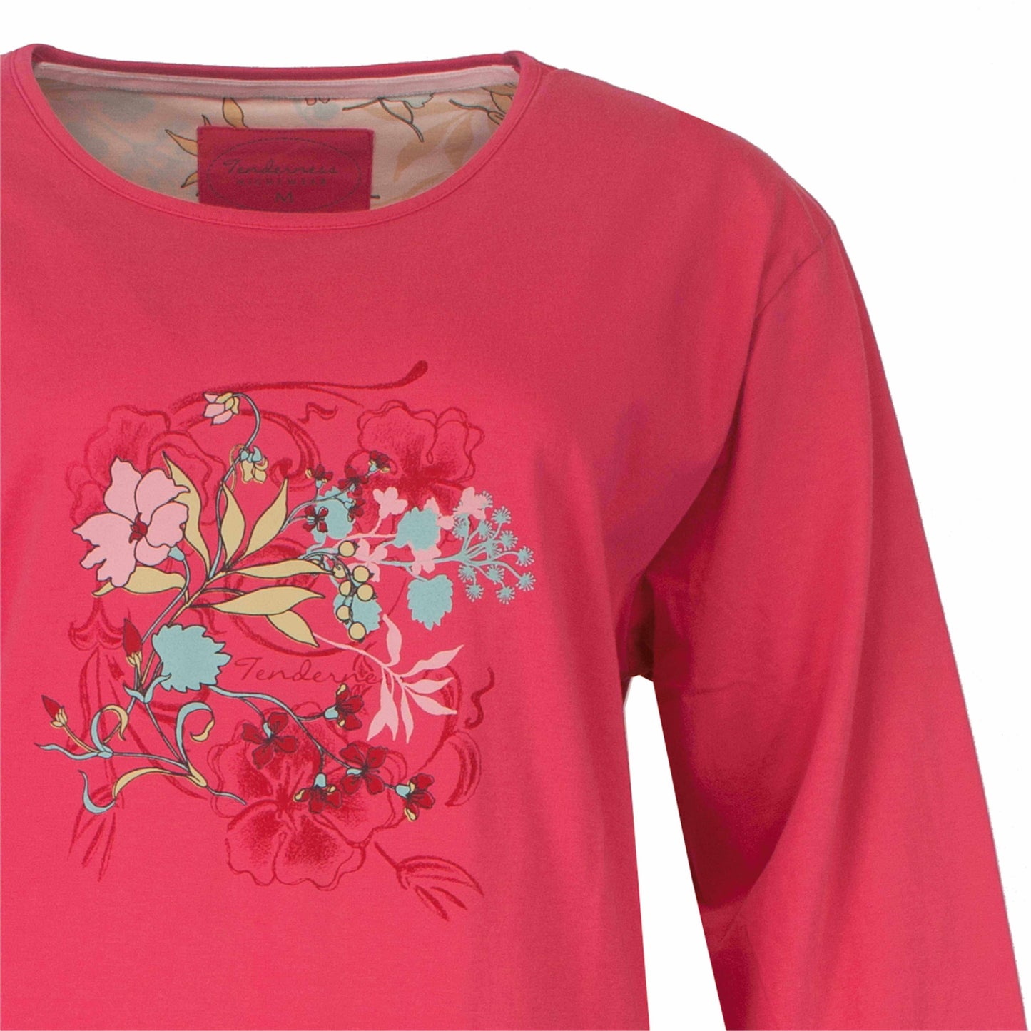 Rode dames pyjama top met kleurrijke bloemenprint op de voorkant. Lange ronde hals en lange mouwen.