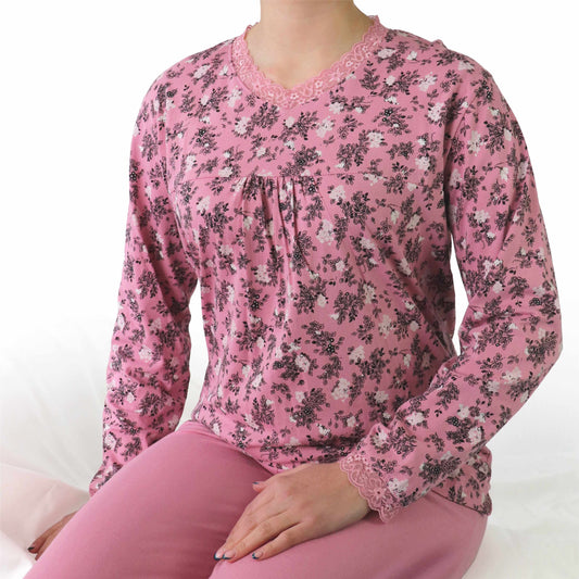 Roze dames pyjama met lange mouwen, versierd met zwart-witte bloemenprint en kanten randjes