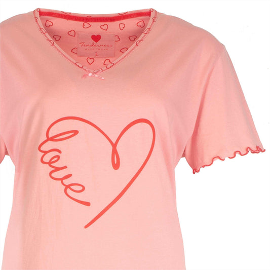 Roze dames pyjama-top met 'love' in hartvorm erop gedrukt. Merk Tenderness, V-hals met hartjespatroon.