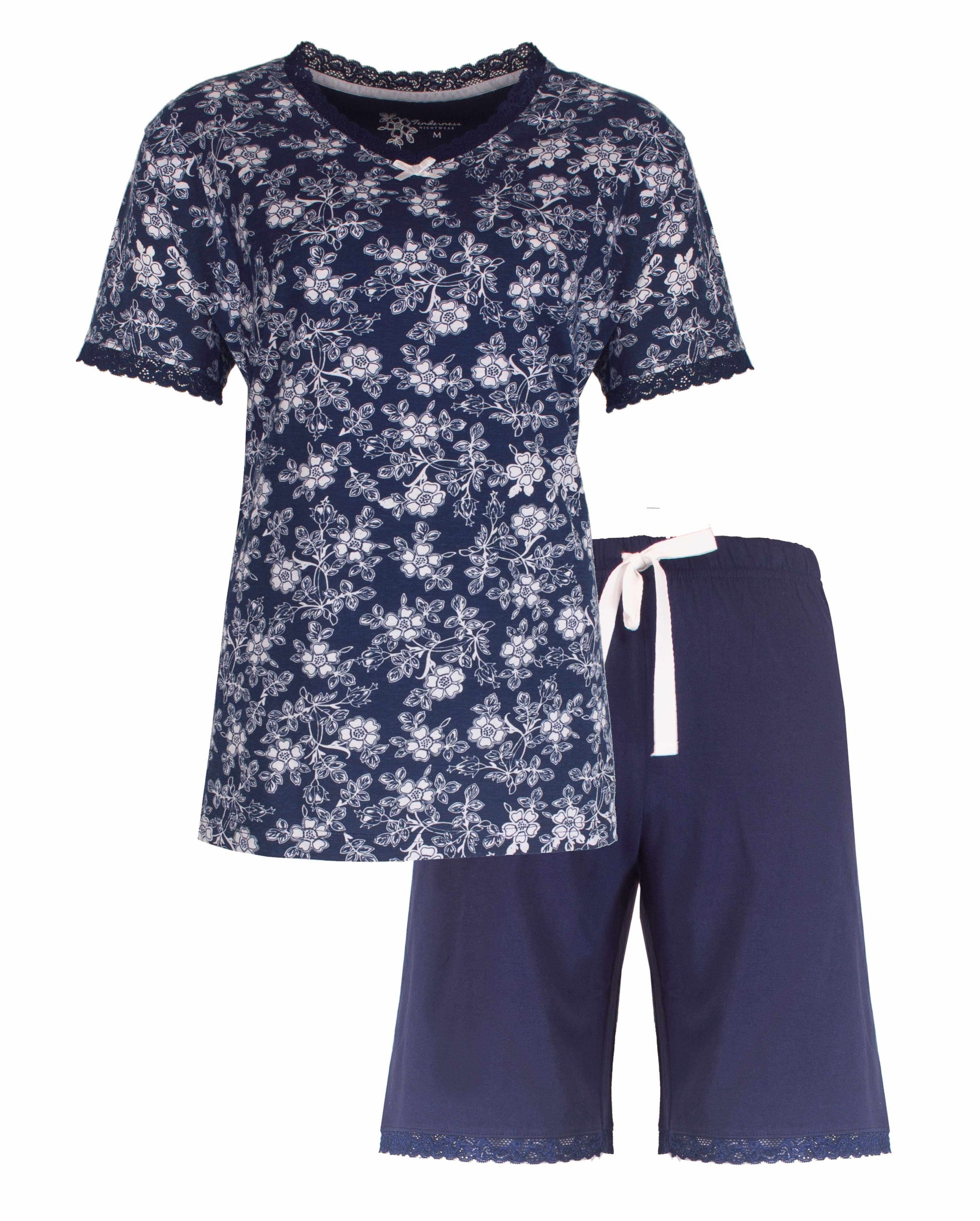 Blauwe dames pyjama set met bloemenprint, bestaande uit een T-shirt en korte broek met kanten details.