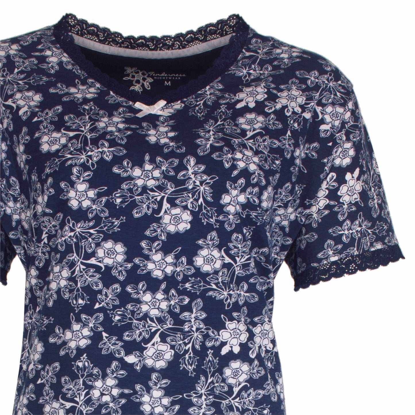 Marineblauw dames pyjama shirt met witte bloemenprint en kanten afwerking aan de hals en mouwen