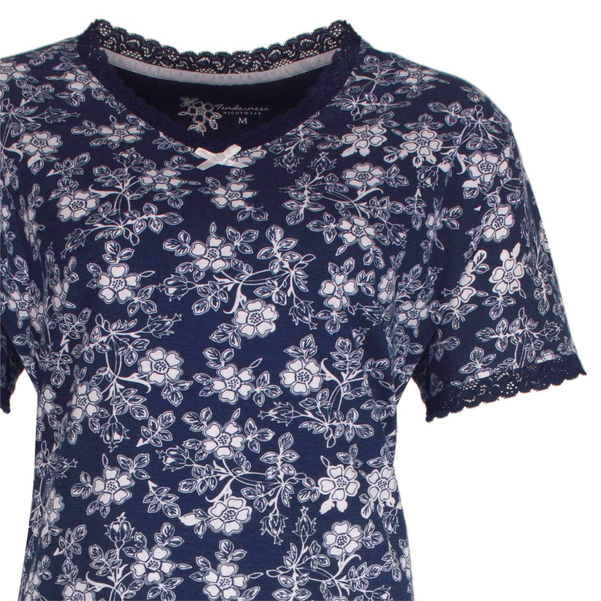 Marineblauw dames pyjama shirt met witte bloemenprint en kanten afwerking aan de hals en mouwen