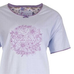 Lichtblauwe dames shortama met roze bloemenprint op de voorkant en kanten afwerking aan de hals