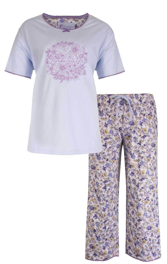Lichtblauwe dames pyjama set met bloemenprint. T-shirt met paars bloemenmotief en bijpassende broek.