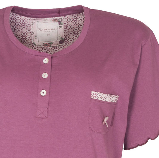 Donkerroze ddames shortama metyjama met knoopsluiting, polkadot details en een borstzakje met een strikje.