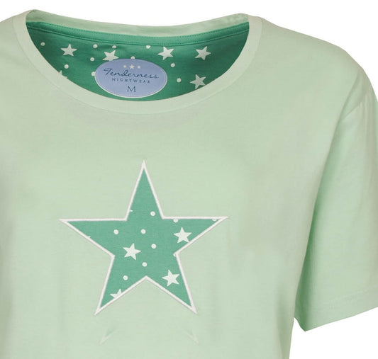 Lichtgroene dames shortama met een grote groene ster op de voorkant. Tenderness merk label zichtbaar.