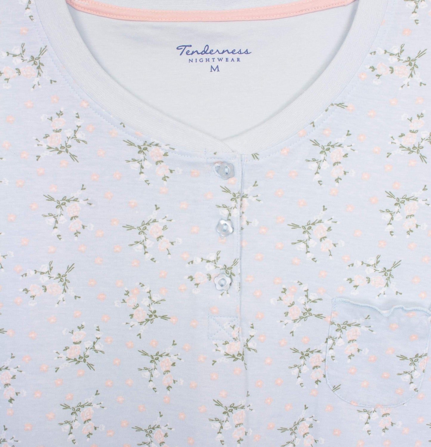 Lichtblauwe shortama met bloemenprint, V-hals, knoopsluiting en borstzakje. Merk: Tenderness Nightwear.