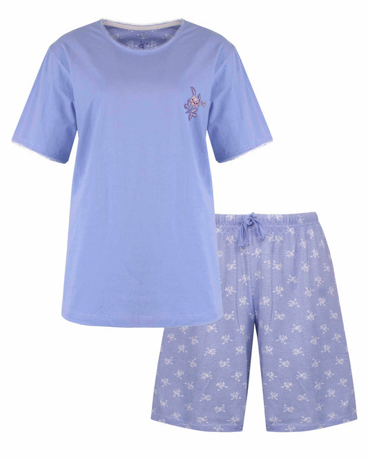 Lavendel lila dames pyjama set met korte mouwen en shorts, geborduurde bloem op shirt, bloemenpatroon op shorts.