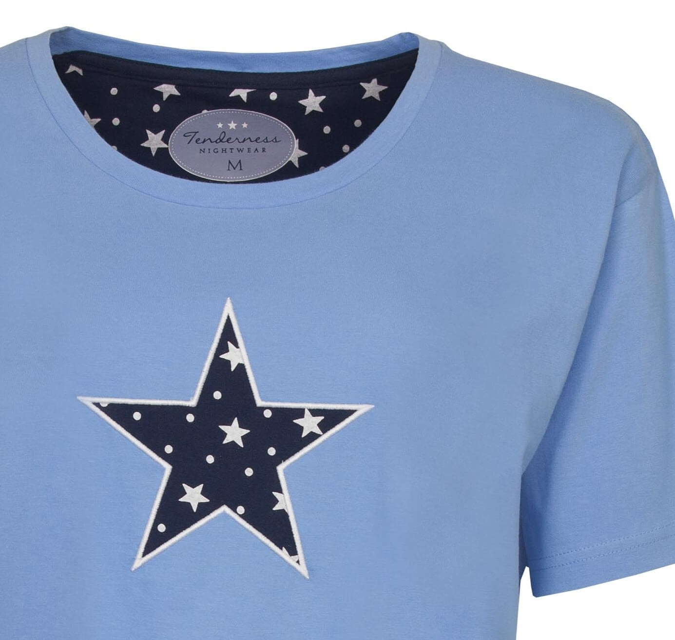 Lichtblauwe dames shortama met donkerblauwe ster en stippen. Merk Tenderness zichtbaar op label.