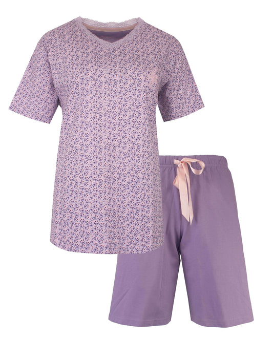 Lila shortama met bloemenprint top en effen korte broek. Roze strik als detail op de broek.