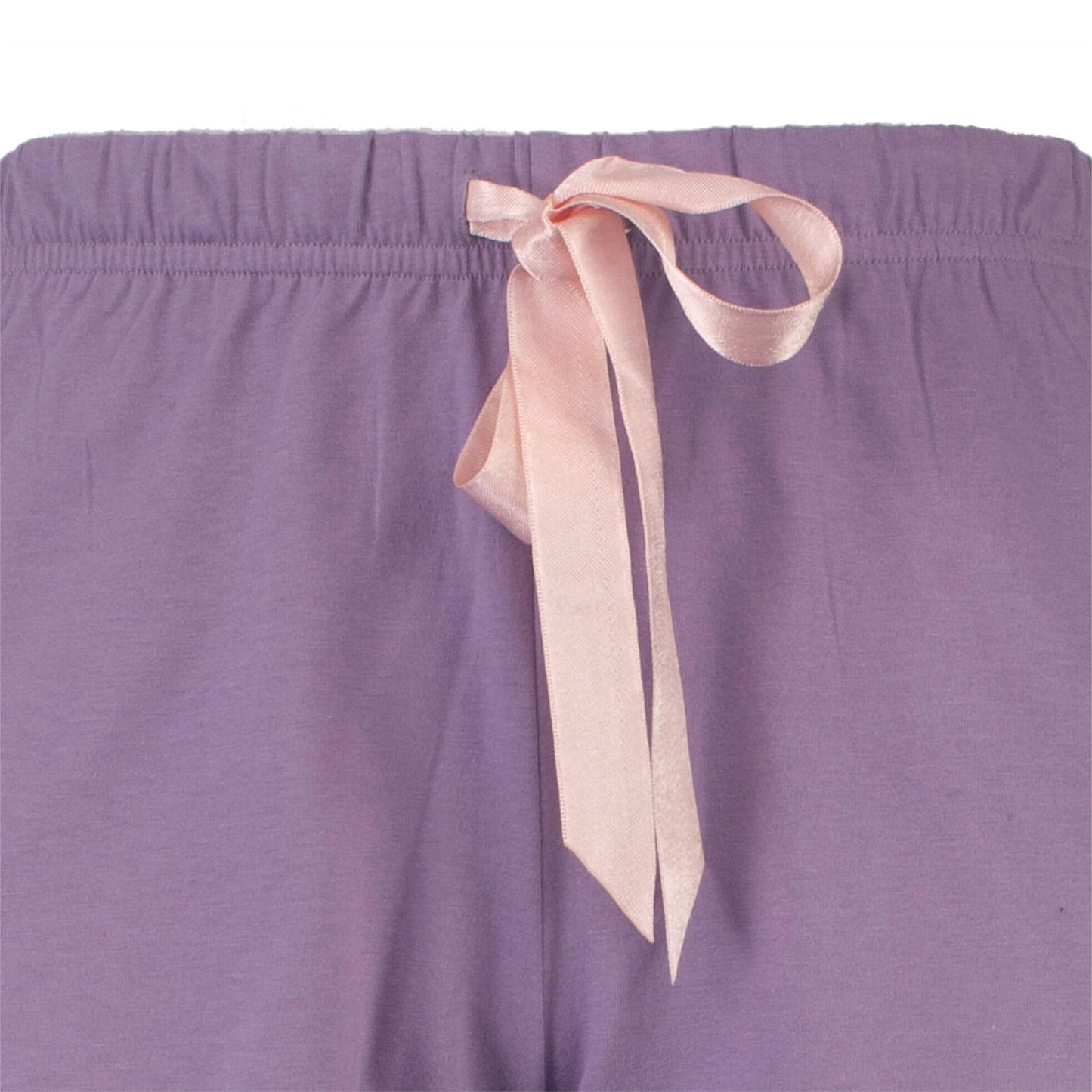 Lila shortama broek met een roze satijnen strik aan de elastische tailleband, close-up van de bovenkant.
