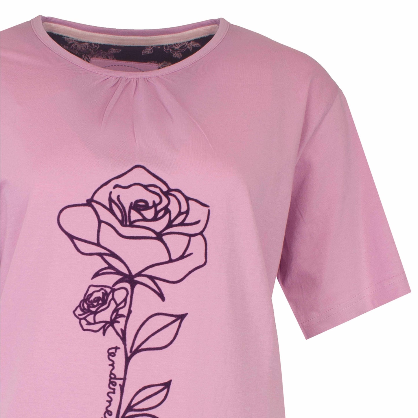 Lila dames shortama met roerende hals en korte mouwen, versierd met een grote rozenprint op de voorkant.