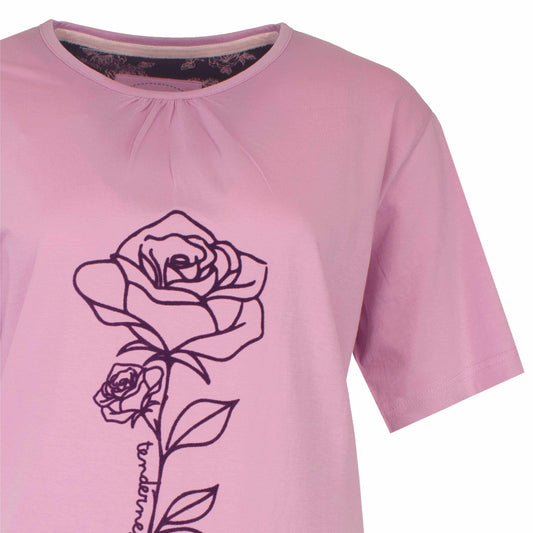 Lila dames shortama met roerende hals en korte mouwen, versierd met een grote rozenprint op de voorkant.