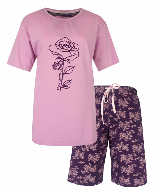 Lila dames shortama met rozenprint. T-shirt met enkele roos, shorts met patroon van rozen.
