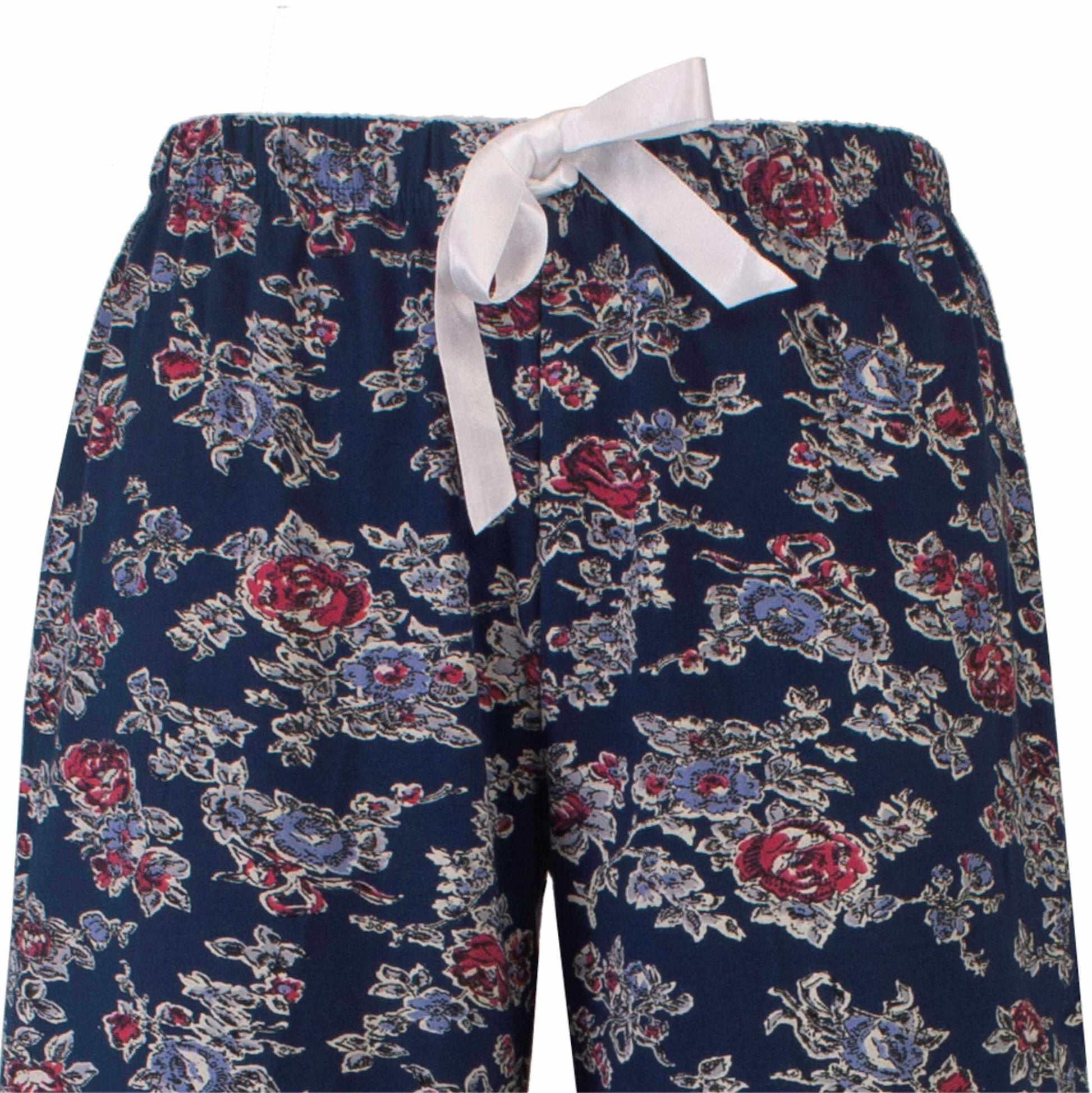 Marineblauwe korte broek met rode en blauwe bloemenprint en wit lint in de taille