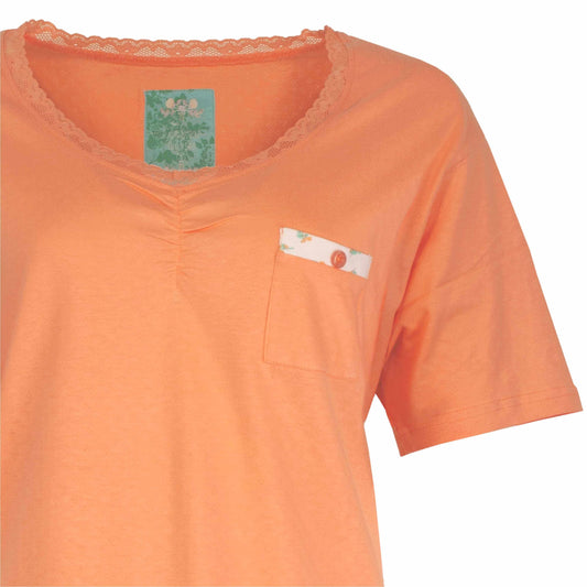 Oranje dames shortama met korte mouwen, kanten halsafwerking, en een borstzakje met knoop. Groen merklabel zichtbaar.