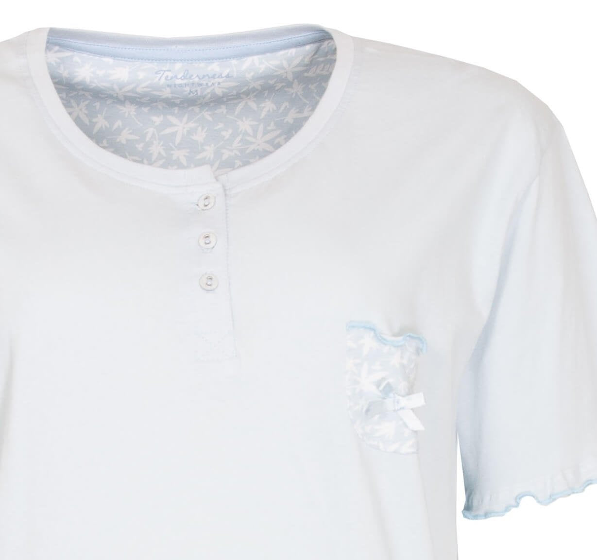 Lichtblauwe dames shortama met korte mouwen, knoopsluiting en borstzakje met strikje. Korte broek met print.