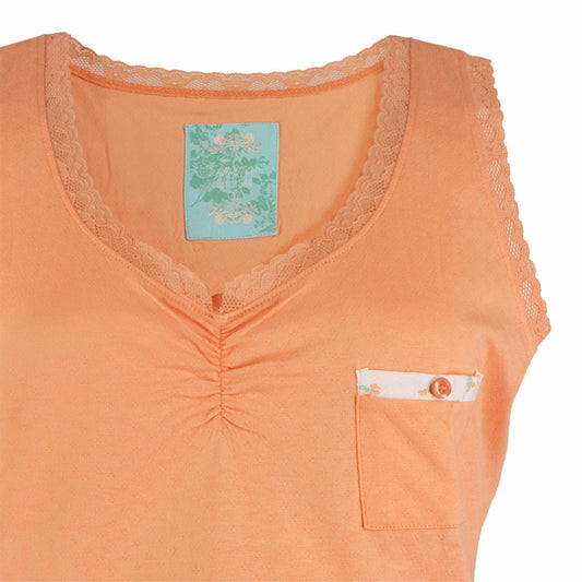 Oranje mouwloze dames shortama met V-hals, kanten afwerking, borstzakje met knoop en gebloemde korte broek.