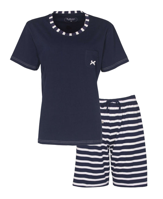 Blauwe katoenen pyjama set met shirt en gestreepte shorts. Shirt heeft witte strepen rond de hals en een klein embleem.