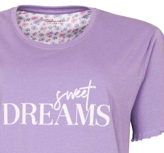 Lila shortama top met 'Sweet Dreams' opdruk, ronde hals en korte mouwen. Bloemenmotief zichtbaar in de kraag.