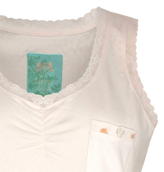 Witte dames shortama met V-hals, kanten afwerking en een turquoise label. Klein zakje met bloemenprint op de borst.