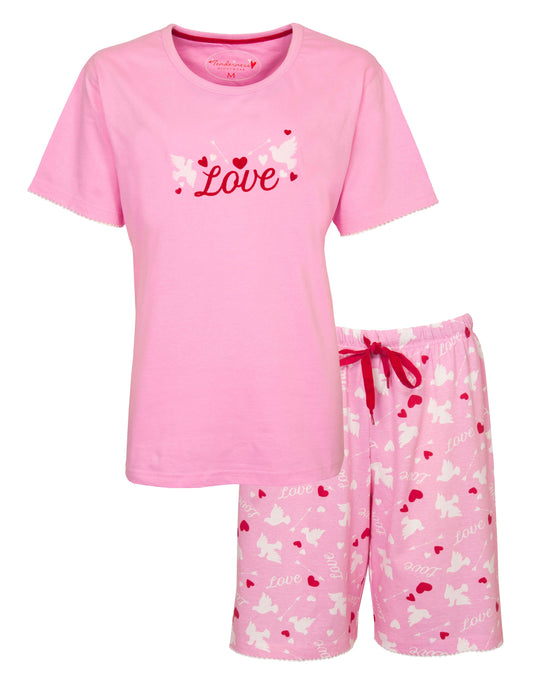 Roze katoenen pyjama set met 'Love' print op shirt en hartjes patroon op shorts, merk Tenderness
