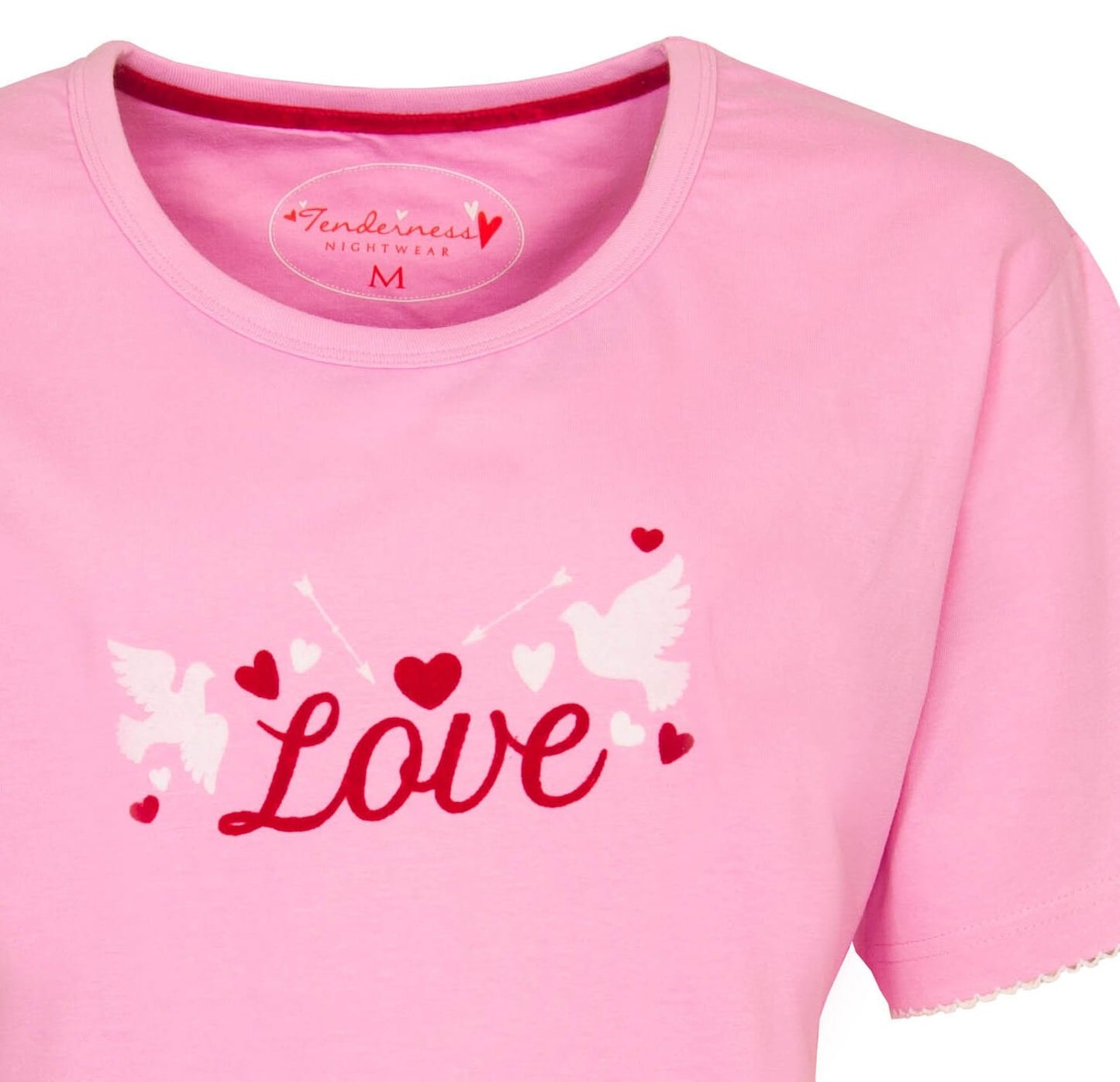 Roze dames shortama met 'Love' opdruk, witte duiven en rode hartjes. Merk Tenderness zichtbaar op label.