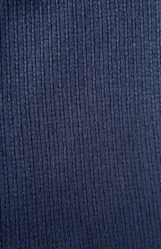 Close-up van donkerblauwe fleece stof met verticale ribbelstructuur, zacht en comfortabel ogend.