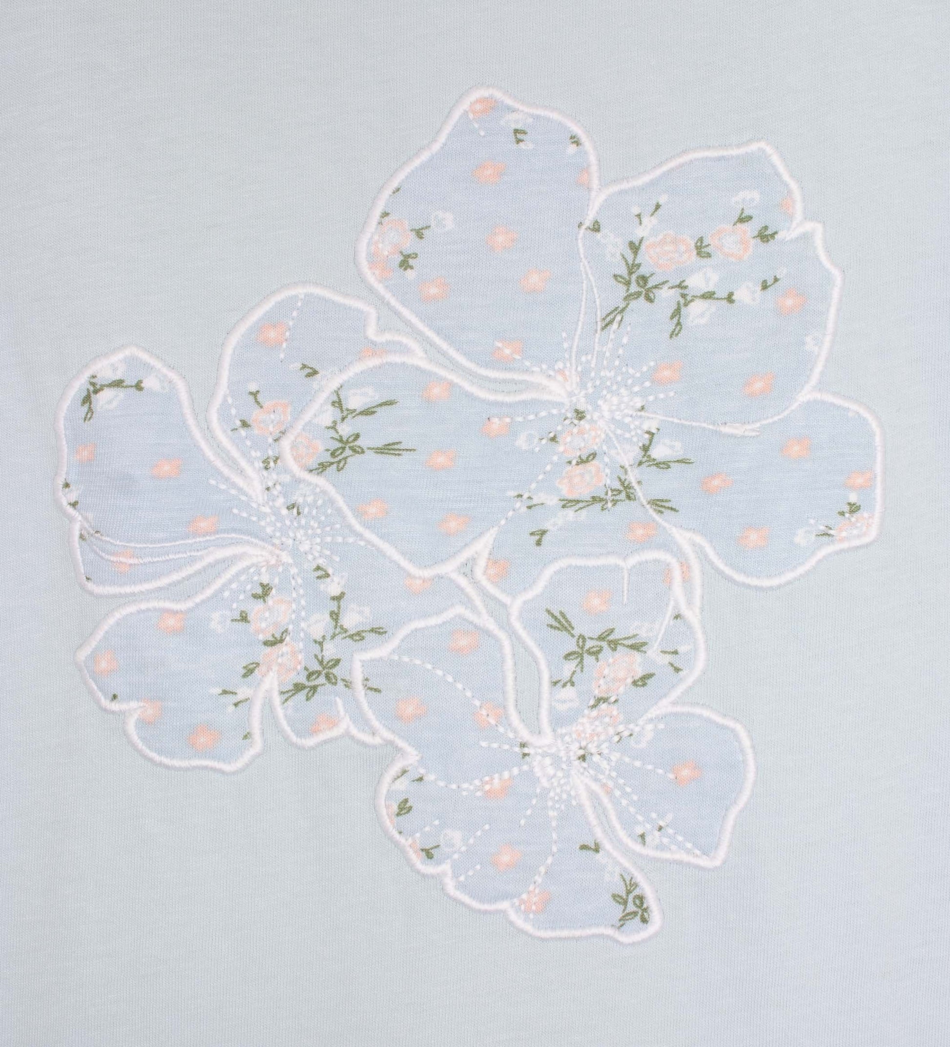 Lichtblauw nachthemd met delicate bloemenapplicatie in wit en zachtroze, geborduurd op de borst