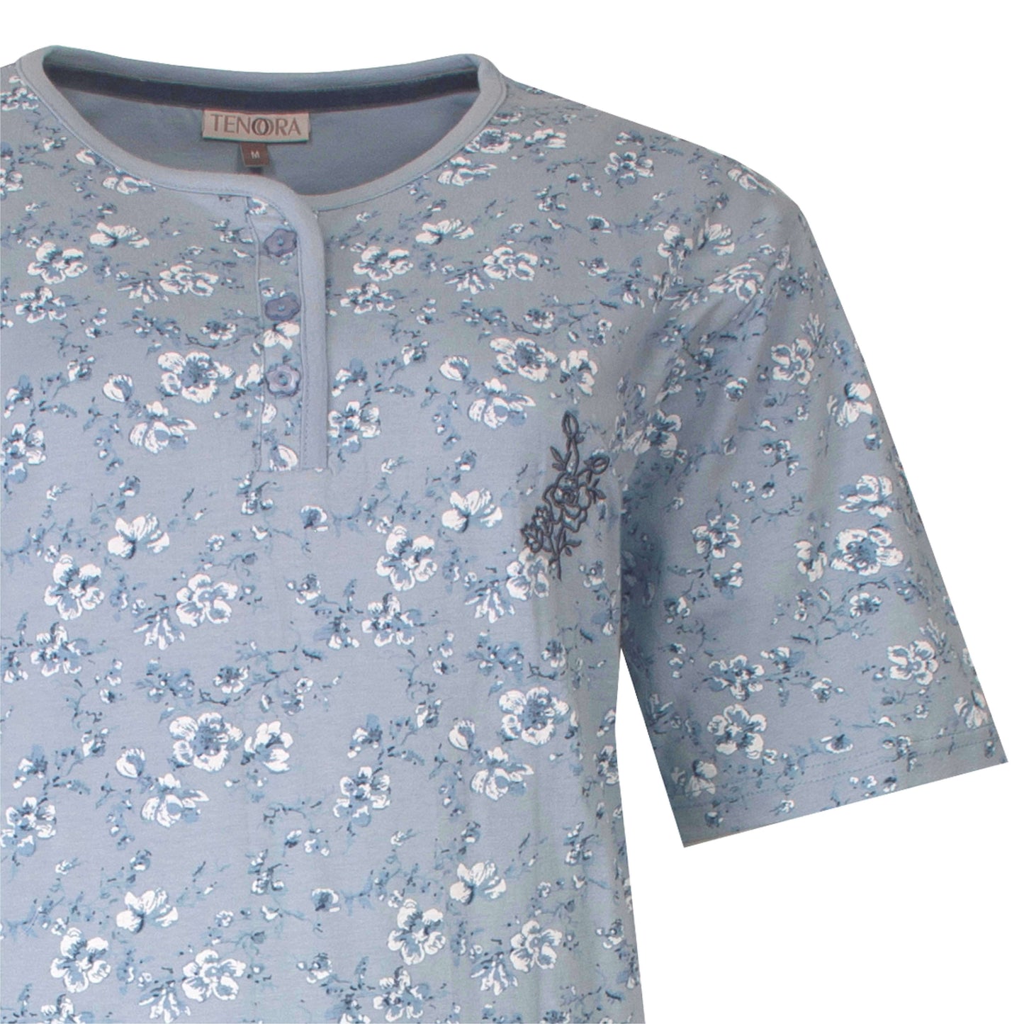 Lichtblauw nachthemd met kleine witte bloemenprint, korte mouwen en knoopjes bijluiting bij de hals