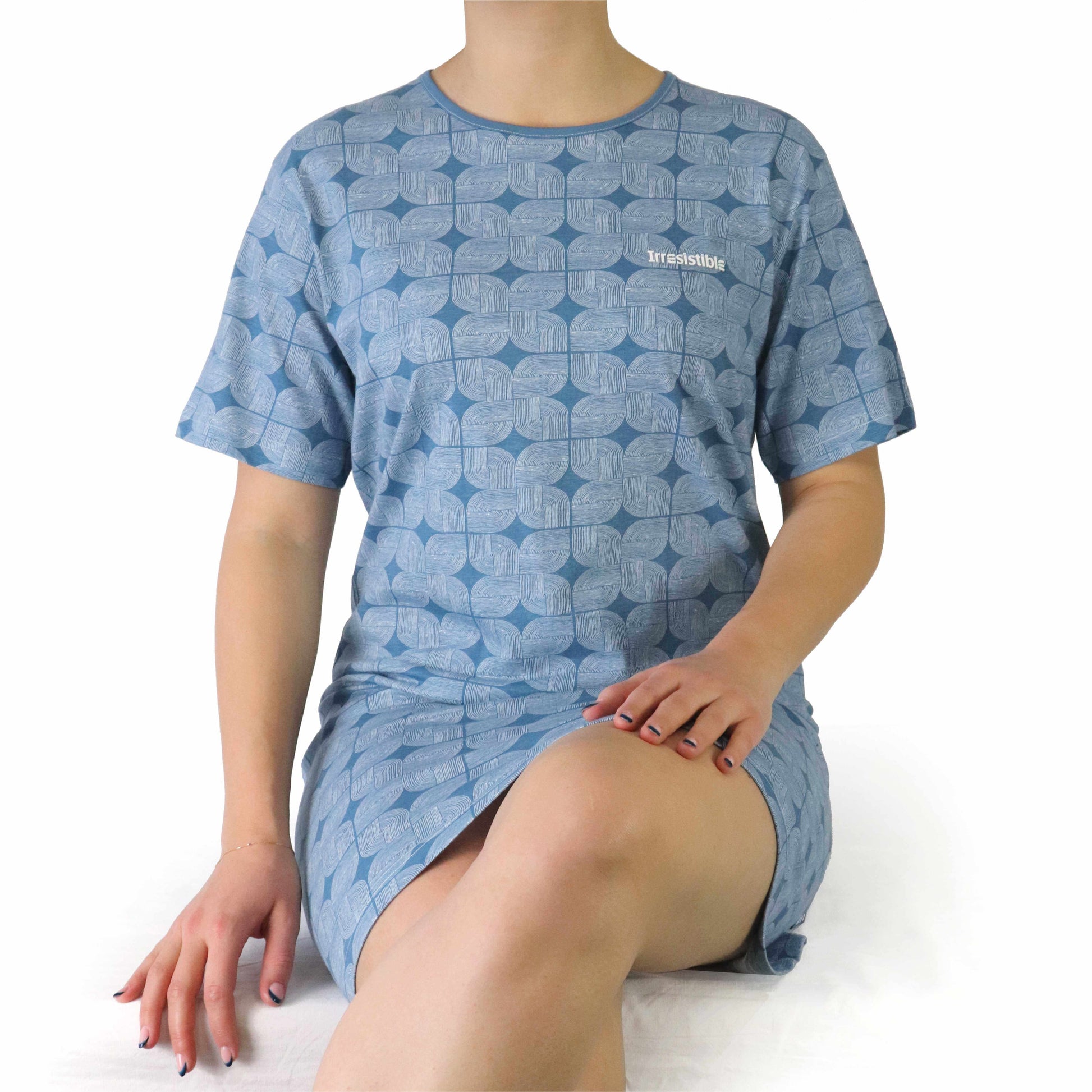 Blauw nachthemd met geometrisch patroon, korte mouwen en 'Irresistible' opdruk, gedragen door model