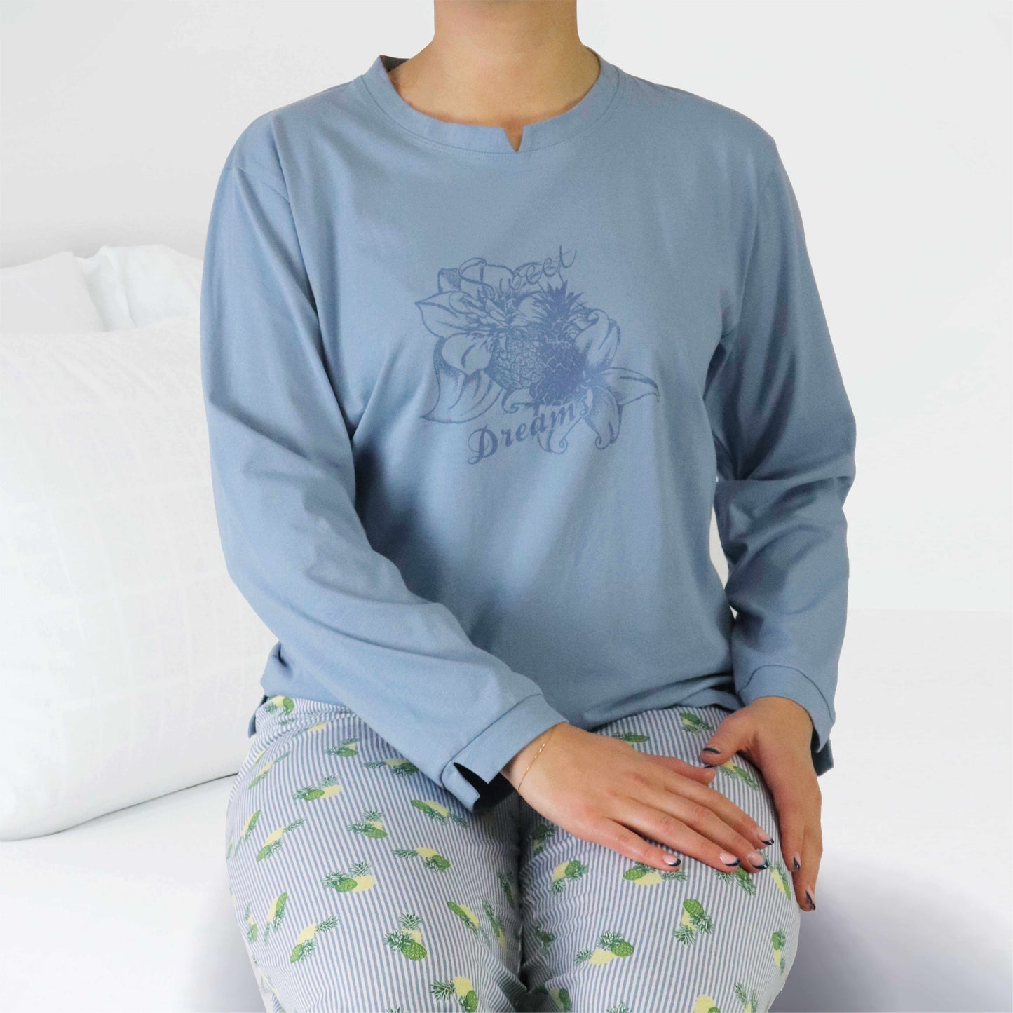 Blauwe dames pyjama met 'Sweet Dreams' en bloem print, gecombineerd met gestreepte broek met fruitpatroon