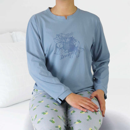 Blauwe dames pyjama met 'Sweet Dreams' en bloem print, gecombineerd met gestreepte broek met fruitpatroon