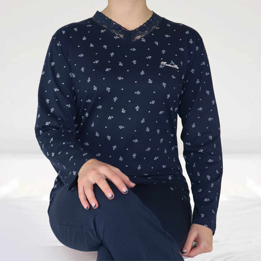 Donkerblauwe dames pyjama top met kleine witte bloemenprint en kanten kraag, gedragen door een vrouw