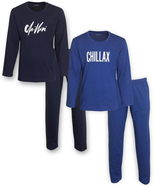 Twee heren pyjama's: kobaltblauwe set met 'CHILLAX' opdruk en donkerblauwe set met 'Chillin'' opdruk, lange mouwen