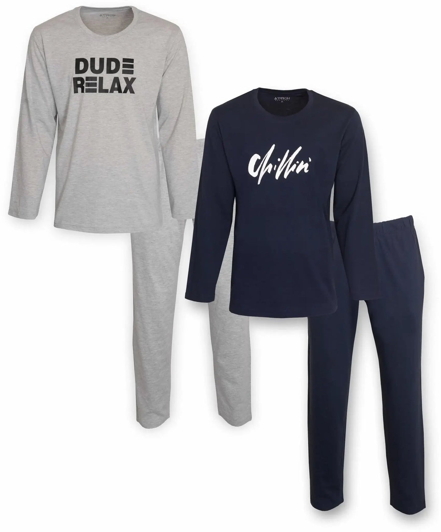 Twee heren pyjama sets: grijze set met 'DUDE RELAX' print en donkerblauwe set met 'Chillin'' print, lange mouwen.